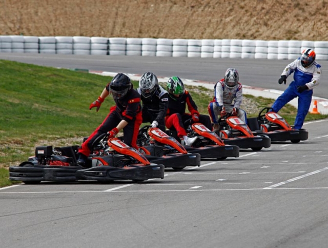 Pilotos subiendo a los coches